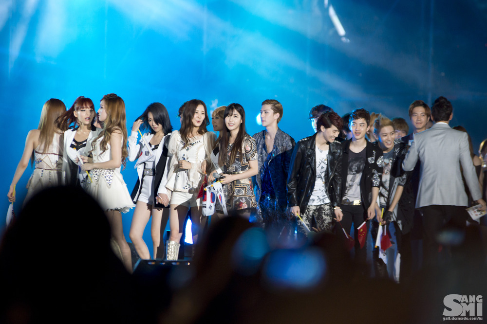 [PIC][25-08-2012]Hình ảnh mới nhất từ Concert "14th Korea-China Music Festival in Yeosu" của SNSD - Page 4 113B65405039BE4E23543E