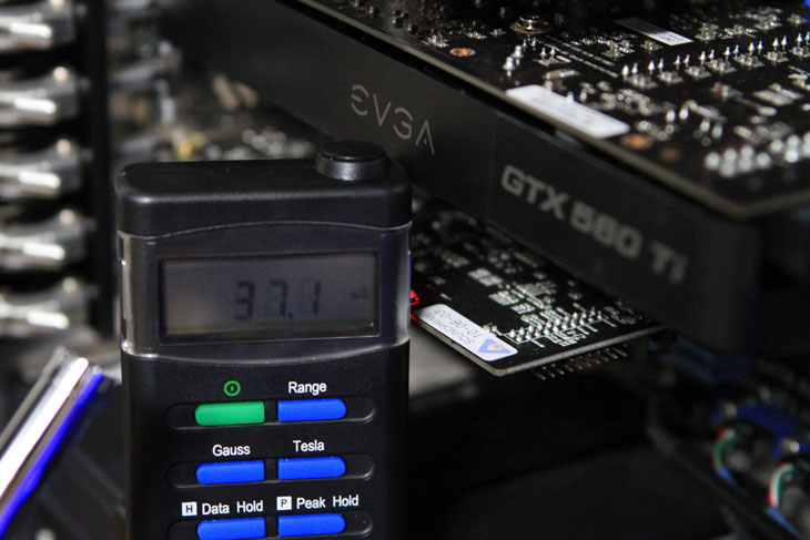 EVGA GTX560 Ti DS SuperClocked DDR5 1G, EVGA, 그래픽카드 추천, 추천제품, 자기장파, 소음, 소음측정기, 자기장파 측정기, TES, Center320, 에브가, IT, 제품, 사용기, 테스트, 발열, 성능, 성능편, 추천, 얼리어답터, 후기,EVGA GTX560 Ti DS SuperClocked DDR5 1G 성능 과 소음 부분에 대해서 설명하는 글을 적어보겠습니다. 제가 예전에 그래픽카드 추천 제품으로 이 제품을 이미 소개한적이 있는데요. 성능은 확실히 많이 좋군요. 극악적인 벤치를 하더라도 보통 실제 게임을 할 때는 네트워크의 특성도 따져야 하므로 옵션을 조정해서 사용을 하게 되는데 그렇게 해서 사용할 경우 왠만한 온라인게임은 전혀 무리가 없고 설치형 게임을 할 때 도 문제는 없어 보이네요. EVGA GTX560 Ti DS SuperClocked DDR5 1G 는 GPU 클럭이 900 Mhz 나 됩니다. 같은 동급 제품중에서는 상당히 고클럭 제품인데요. 물론 메모리 클럭도 상당히 높죠. 클럭이 높은 점은 당연히 GPU 성능에 반영 되므로 높은 성능을 기대할 수 있습니다. 그런데 신뢰도가 높은 부품을 쓰지 않은 상태로 클럭만 높으면 오히려 수명을 단축시키는 결과도 줍니다. 그래픽카드는 게임을 할 때는 상당히 전력소모가 심하죠. 당연 발열도 상당히 많이 나게 됩니다. 발열은 그대로 그래픽카드의 콘덴서에 영향을 주어서 제품 수명을 낮추죠. 그래서 요즘 고클럭제품들은 신뢰도가 높은 부품을 사용하고 문제가 없도록 레퍼런스 쿨러는 팬이 보통 2개 정도 달려서 나옵니다. 물론 따로 그래픽카드를 달아주는게 성능은 훨씬 올라갑니다. 이부분은 아래에서 좀 더 설명을 하죠.