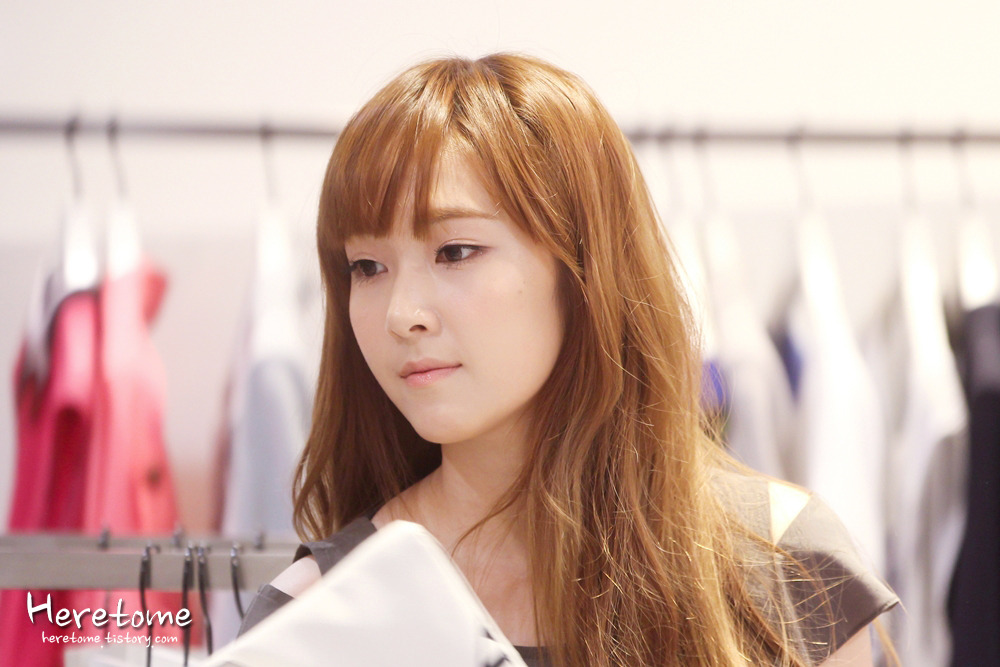 [PIC][15-06-2012]Jessica ghé thăm cửa hàng "COMING STEP" tại Gangnam vào trưa nay - Page 7 1557C54E4FEB15E2016699