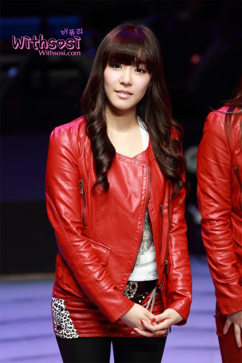 [PIC][23-01-2012]HÌNH ẢNH CỦA TIFFANY TRONG VỞ "FAME"  - Page 2 1620B2414EBA81703EC323