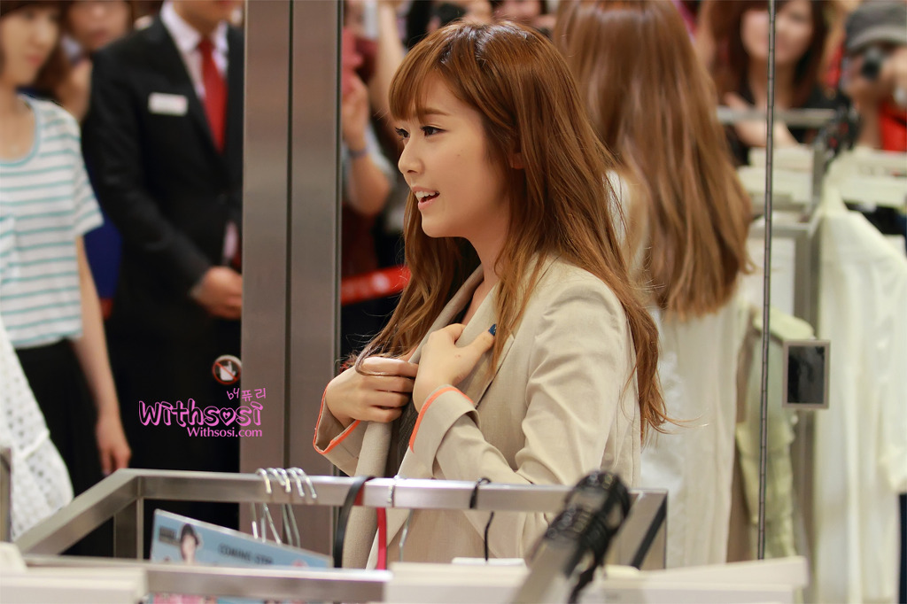 [PIC][15-06-2012]Jessica ghé thăm cửa hàng "COMING STEP" tại Gangnam vào trưa nay - Page 2 162B844C4FDB3CD72A4BBC
