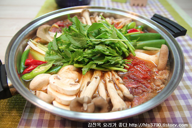 나누어먹고 싶은맛~ 속까지 얼큰한 매운소불고기버섯전골 *^^*