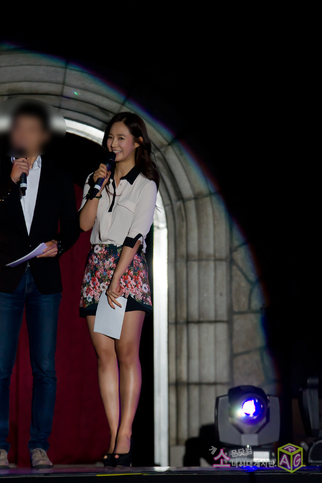 [PIC][10-10-2012]Yuri làm MC cho "4D ART SHOW" tại trường Đại học Chung Ang vào tối nay - Page 2 1937C9455075B8930CE336