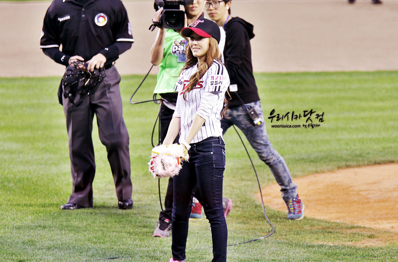 [PIC][11-05-2012]Jessica ném bóng mở màn cho trận đấu bóng chày giữa LG & Samsung chiều nay - Page 3 206E04494FAE63E5263BF4