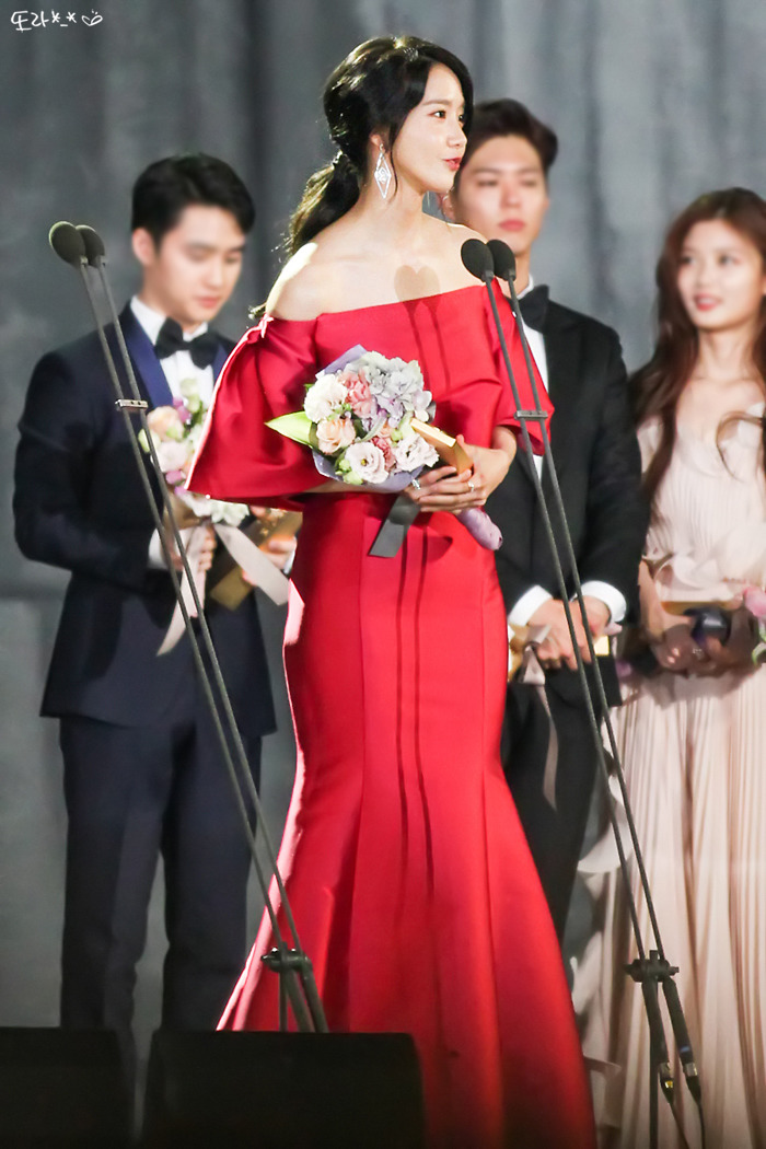 [PIC][03-05-2017]YoonA tham dự "53rd Baeksang Arts Awards" vào chiều nay + Giành "Most Popular Actress or Star Century Popularity Award (in Film)" - Page 2 2158C035590C66540D26FF