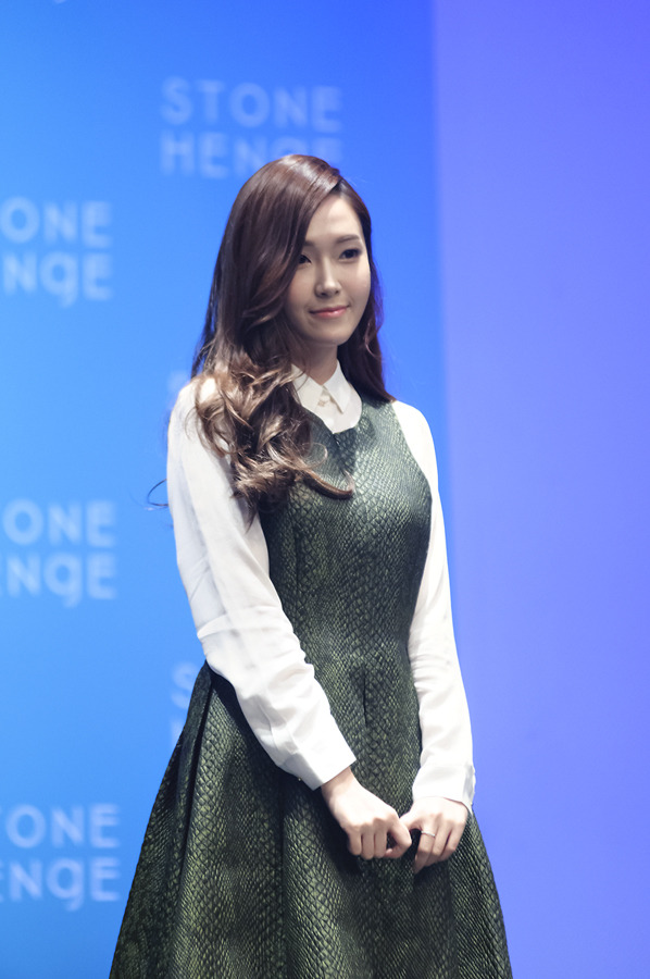 [PIC][01-12-2013]Jessica xuất hiện tại buổi fansign thứ 2 cho thương hiệu "STONEHENgE" vào trưa nay - Page 2 220F6D48529B92922B5703