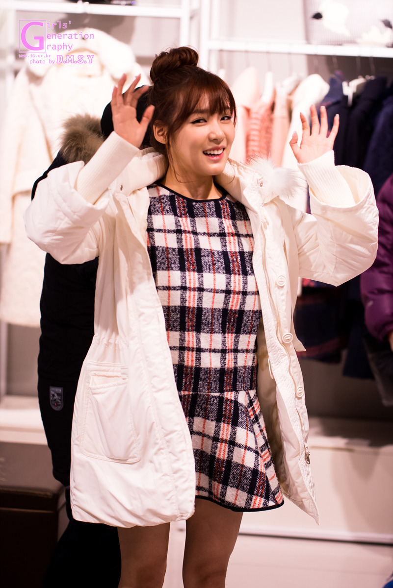 [PIC][28-11-2013]Tiffany ghé thăm cửa hàng "QUA" ở Hyundai Department Store vào trưa nay - Page 2 2226BA3A5297454D21076C