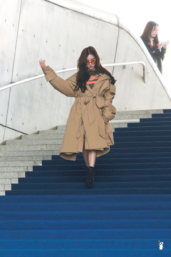 [PIC][29-03-2017]Tiffany tham dự sự kiện ra mắt BST Thu - Đông của thương hiệu "YCH" trong khuôn khổ "2017 S/S HERA Seoul Fashion Week" vào chiều nay - Page 3 2245C250590AFE730ADD8C