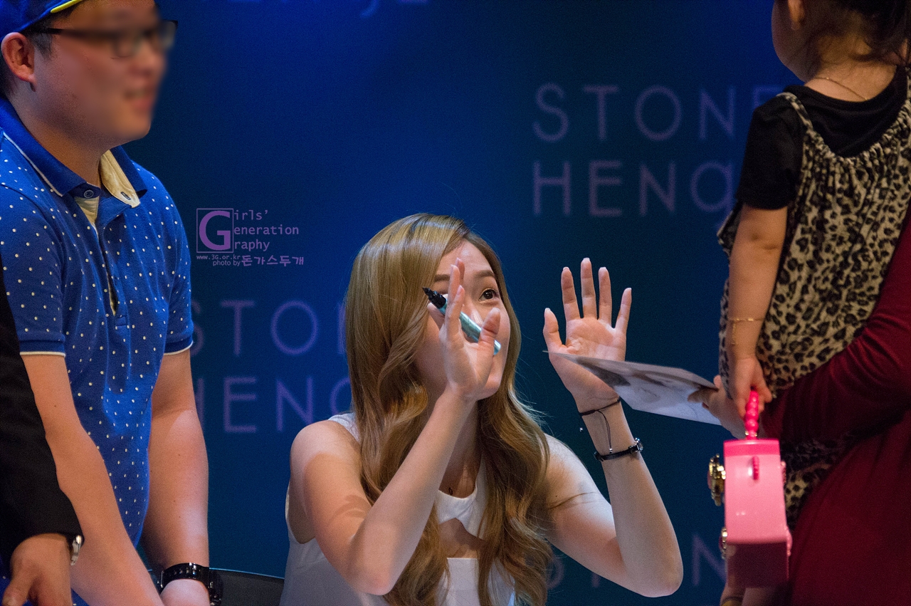 [PIC][31-08-2013]Jessica xuất hiện tại buổi fansign cho "StoneHenge" vào chiều nay 2277B73E5223FEC11BB40F