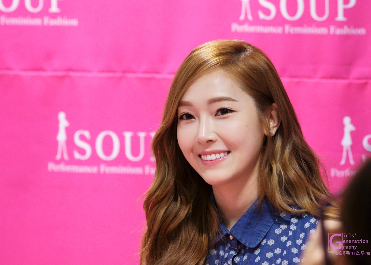 [PIC][14-06-2014]Jessica tham dự buổi fansign lần 2 cho thương hiệu "SOUP" vào trưa nay 227E9B3E539CF91D224645