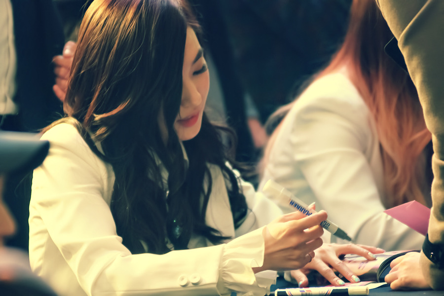 [PIC][14-03-2014]SNSD xuất hiện tại buổi fansign cho "Mr.Mr." vào tối nay  - Page 3 233680455323E2DB277E05