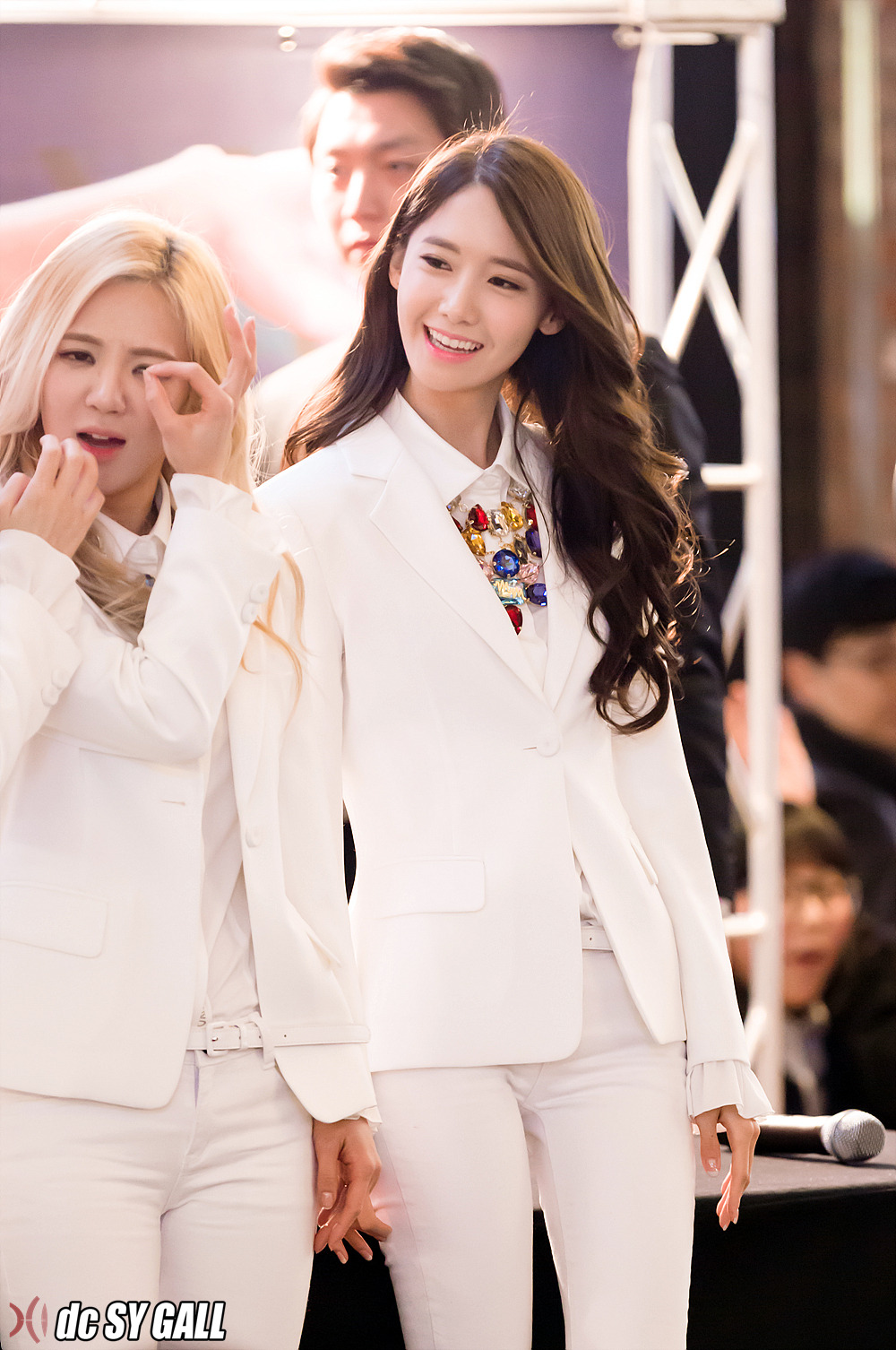 [PIC][14-03-2014]SNSD xuất hiện tại buổi fansign cho "Mr.Mr." vào tối nay  - Page 8 233AFF355329290626FFEC