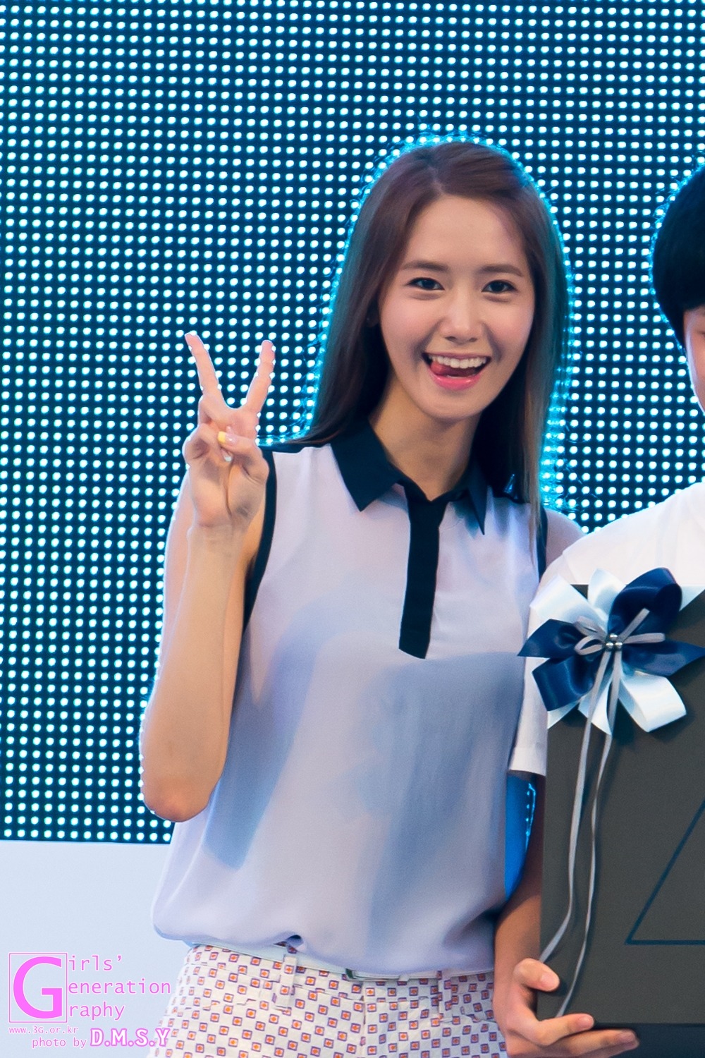 [PIC][29-07-2013]YoonA xuất hiện tại sự kiện SKT ở "Changwon Mechanical High School" cùng SHINee MinHo vào chiều nay  - Page 2 23427D43521D7252229DD0