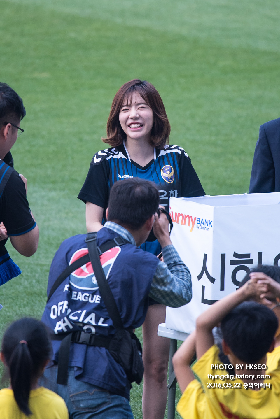 [PIC][22-05-2016]Sunny tham dự sự kiện "Shinhan Bank Vietnam & Korea Festival"  tại SVĐ Incheon Football Stadium vào hôm nay 2402D23A5741B31C1ECB96