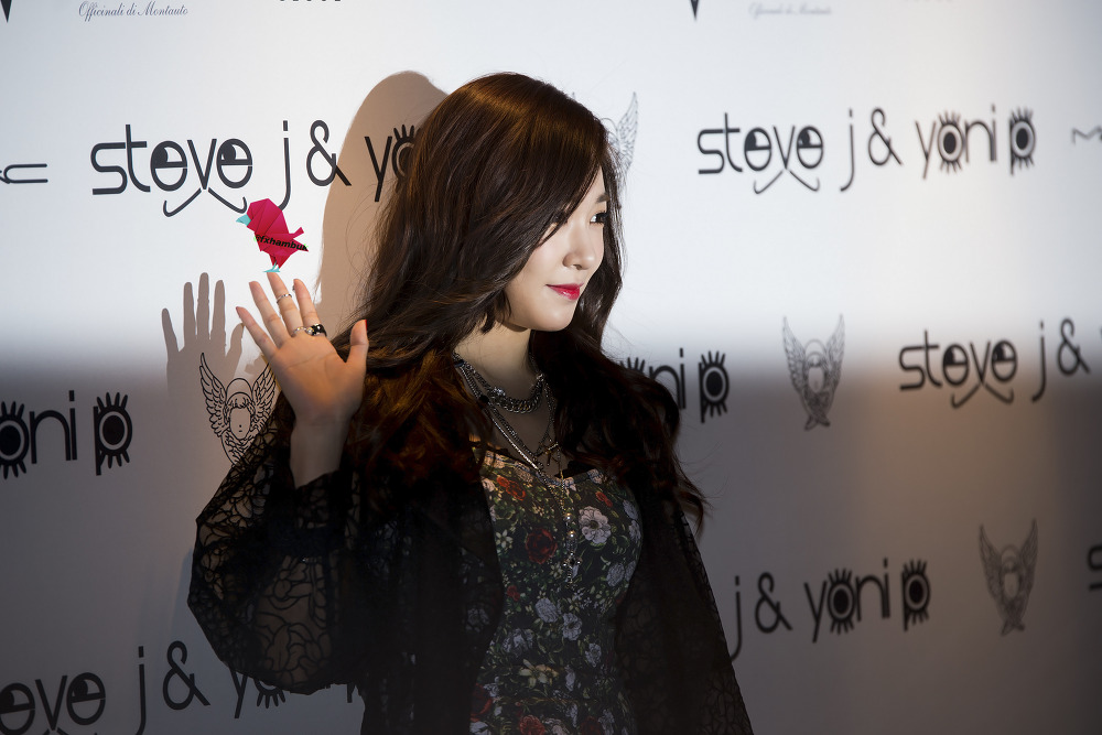 [PIC][24-03-201]Tiffany tham dự "Steve J & Yoni P 2014 F/W Seoul Fashion Week" vào trưa nay 246CCD4B532FE935212A86