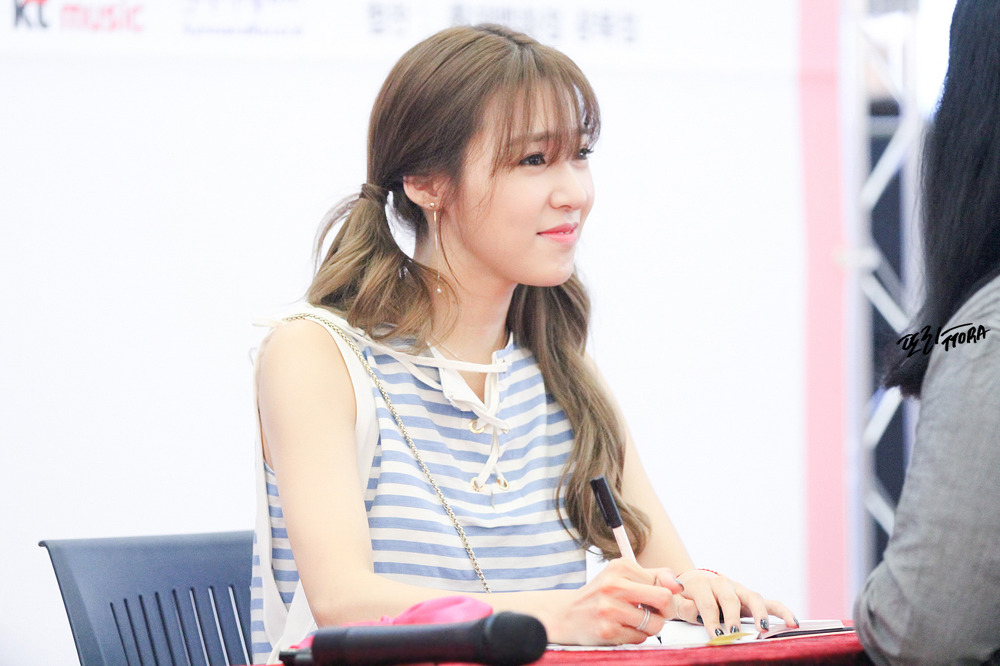 [PIC][06-06-2016]Tiffany tham dự buổi Fansign cho "I Just Wanna Dance" tại Busan vào chiều nay - Page 5 24754B4857C5575F3030C1