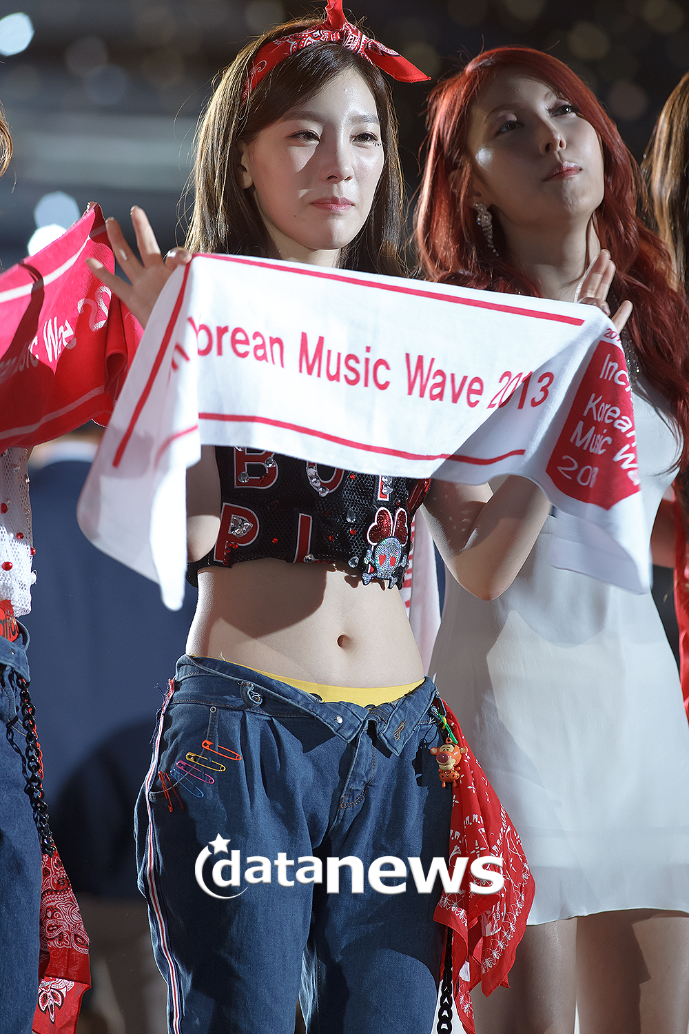 [PIC][01-09-2013]Hình ảnh mới nhất từ "Incheon Korean Music Wave 2013" của SNSD và MC YulTi vào tối nay - Page 2 254FA44C52238E1616581B
