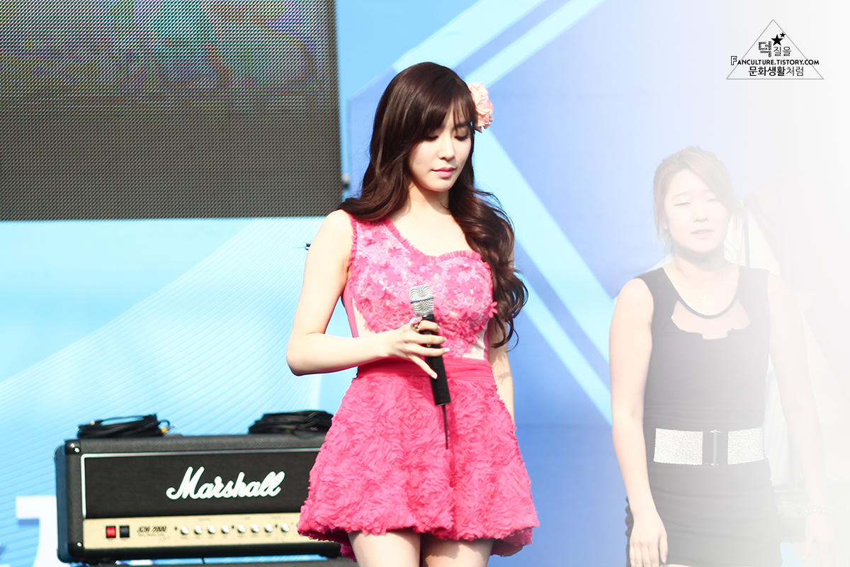 [PIC][25-05-2013]TaeTiSeo biểu diễn tại "Kyungbok Alumni Festival" ở trường THPT Kyungbok vào chiều nay 26471C4351A0DCCA2F0DA3