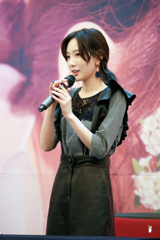 [PIC][16-04-2017]TaeYeon tham dự buổi Fansign cho “MY VOICE DELUXE EDITION” tại AK PLAZA vào chiều nay  - Page 4 2714D54C58F98CB508CE99