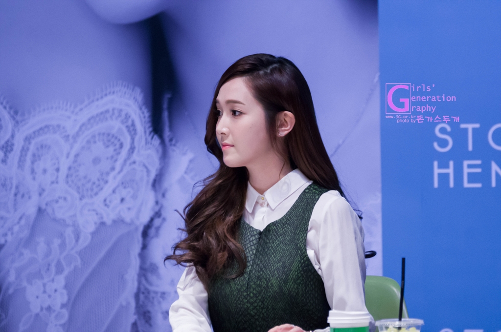 [PIC][01-12-2013]Jessica xuất hiện tại buổi fansign thứ 2 cho thương hiệu "STONEHENgE" vào trưa nay - Page 2 271B7D4D529C60B22F67E0