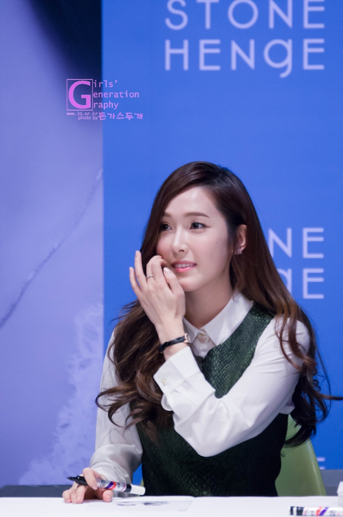 [PIC][01-12-2013]Jessica xuất hiện tại buổi fansign thứ 2 cho thương hiệu "STONEHENgE" vào trưa nay - Page 2 27418750529C60FE0BB645