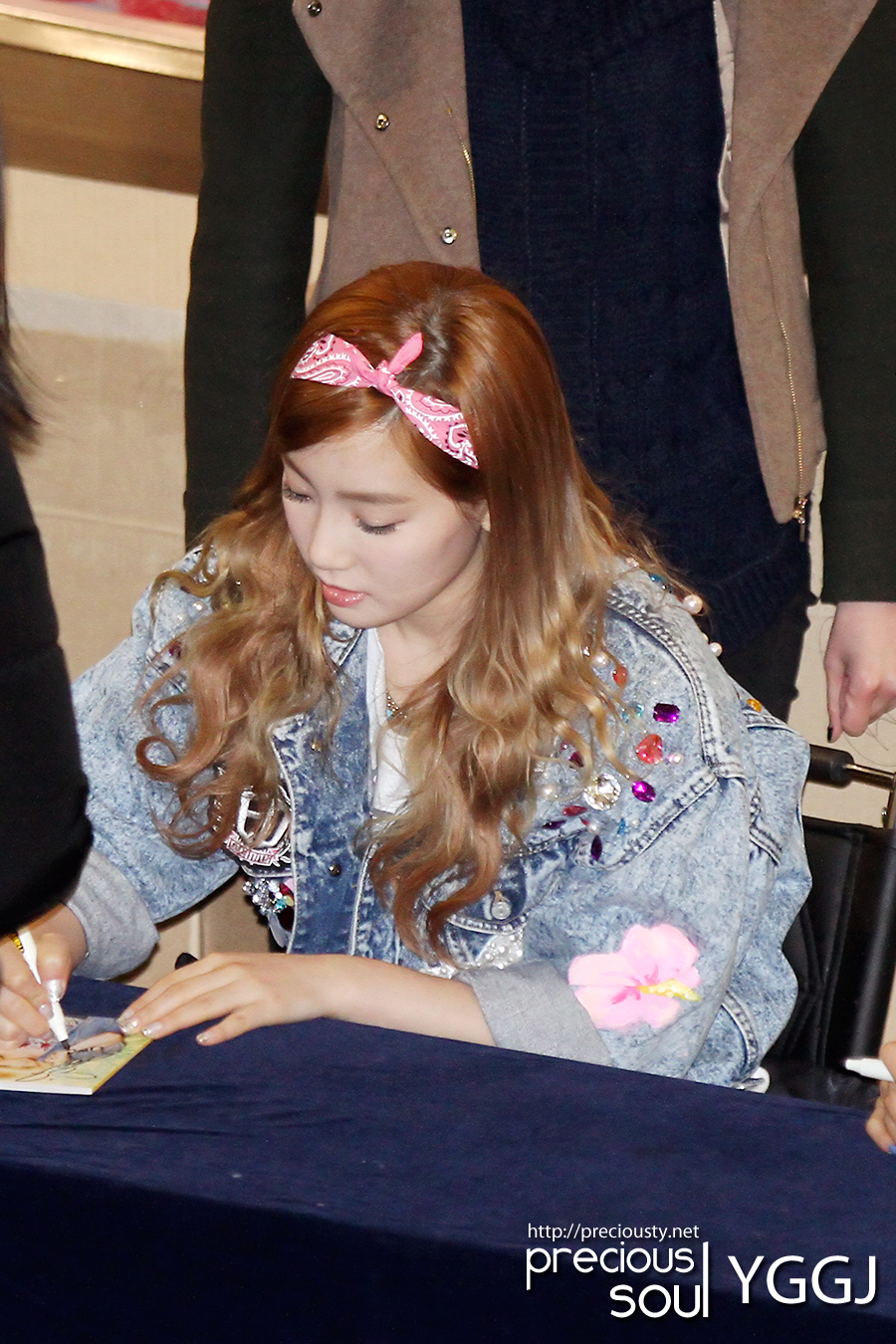 [PIC][26-01-2013]SNSD xuất hiện tại buổi ký tên cho fan hâm mộ vào tối nay 11257D445103E0A123CE87