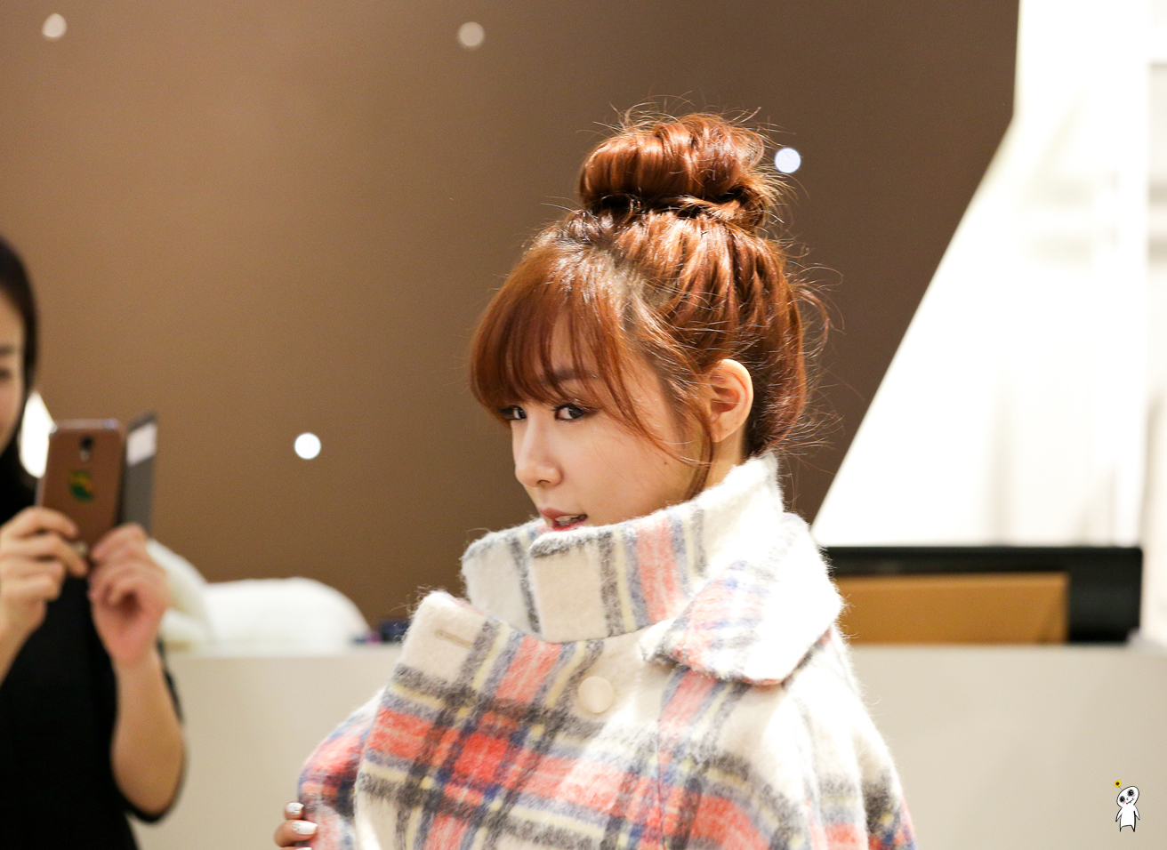 [PIC][28-11-2013]Tiffany ghé thăm cửa hàng "QUA" ở Hyundai Department Store vào trưa nay - Page 3 2108534252980C8F1472CB