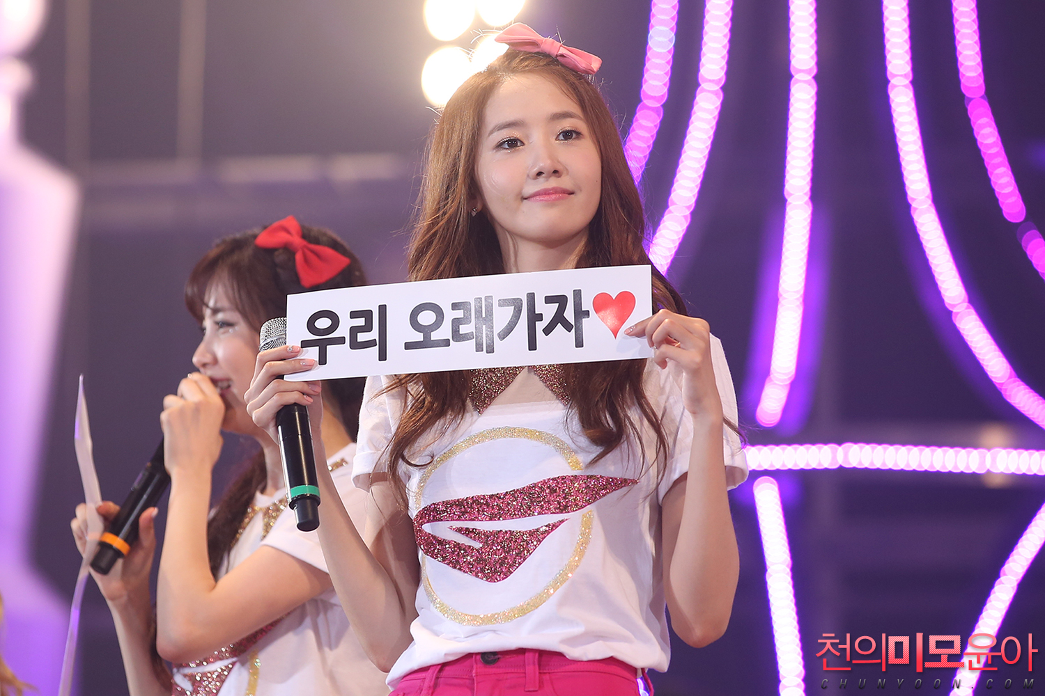 [PIC][08/09-06-2013]Hình ảnh mới nhất từ "2013 Girls' Generation's World Tour – Girls & Peace" tại Seoul, Hàn Quốc trong 2 ngày của SNSD + Selca từ hậu trường Concert của các thành viên và nhiều nghệ sĩ khác - Page 17 2154FD3952484ECE45E5D0