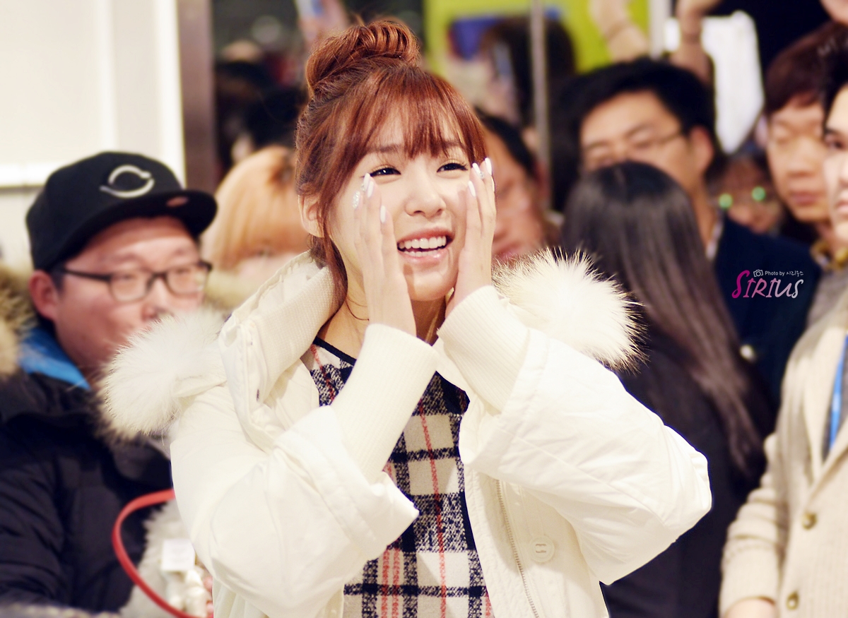 [PIC][28-11-2013]Tiffany ghé thăm cửa hàng "QUA" ở Hyundai Department Store vào trưa nay - Page 2 232864465297571A0C0992
