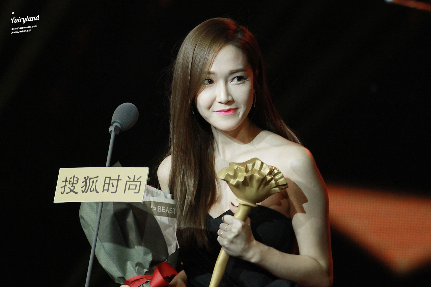 [PIC][23-12-2014]Jessica khởi hành đi Bắc Kinh để tham dự "Sohu Fashion Awards" vào sáng nay - Page 3 24740C3954DEF4772B446E