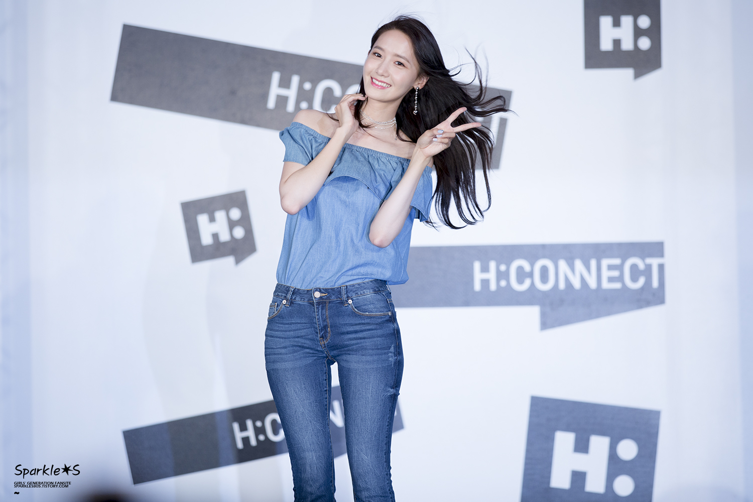 [PIC][22-07-2017]YoonA khởi hành đi Đài Loan để tham dự buổi Fanmeeting cho thương hiệu "H:CONNECT" vào hôm nay - Page 4 2475F835597560BC320757