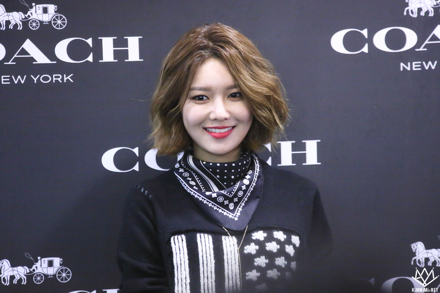  [PIC][27-11-2015]SooYoung tham dự buổi Fansign cho thương hiệu "COACH" tại Lotte Department Store Busan vào trưa nay - Page 2 2520684356BB251E1BE99E