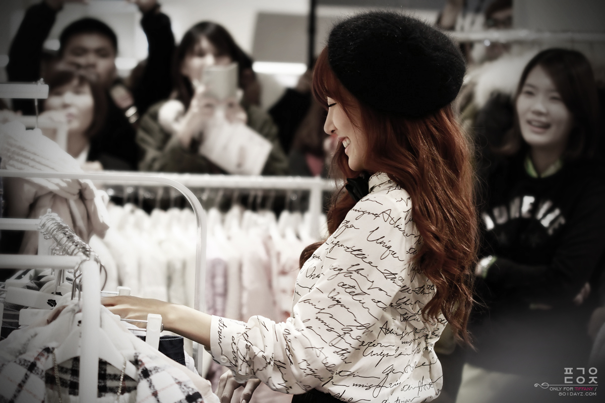 [PIC][07-11-2013]Tiffany xuất hiện tại buổi fansign cho thương hiệu "QUA" vào chiều nay - Page 2 2536A436527F331A2A8D25