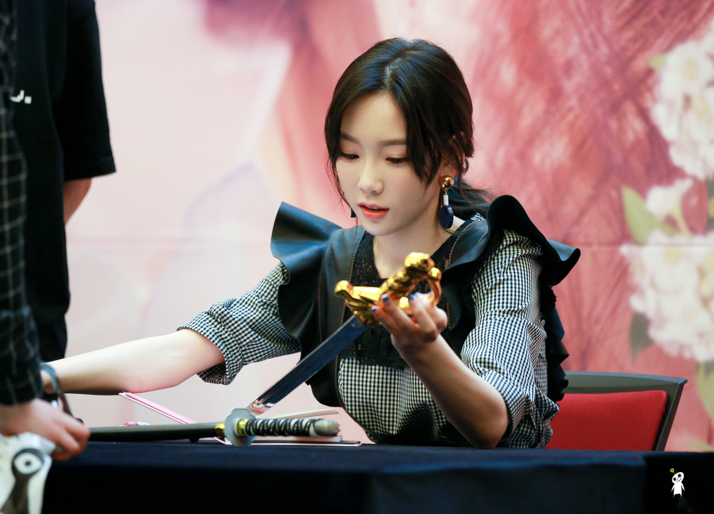[PIC][16-04-2017]TaeYeon tham dự buổi Fansign cho “MY VOICE DELUXE EDITION” tại AK PLAZA vào chiều nay  - Page 4 2570AC5058F98CCC28F388