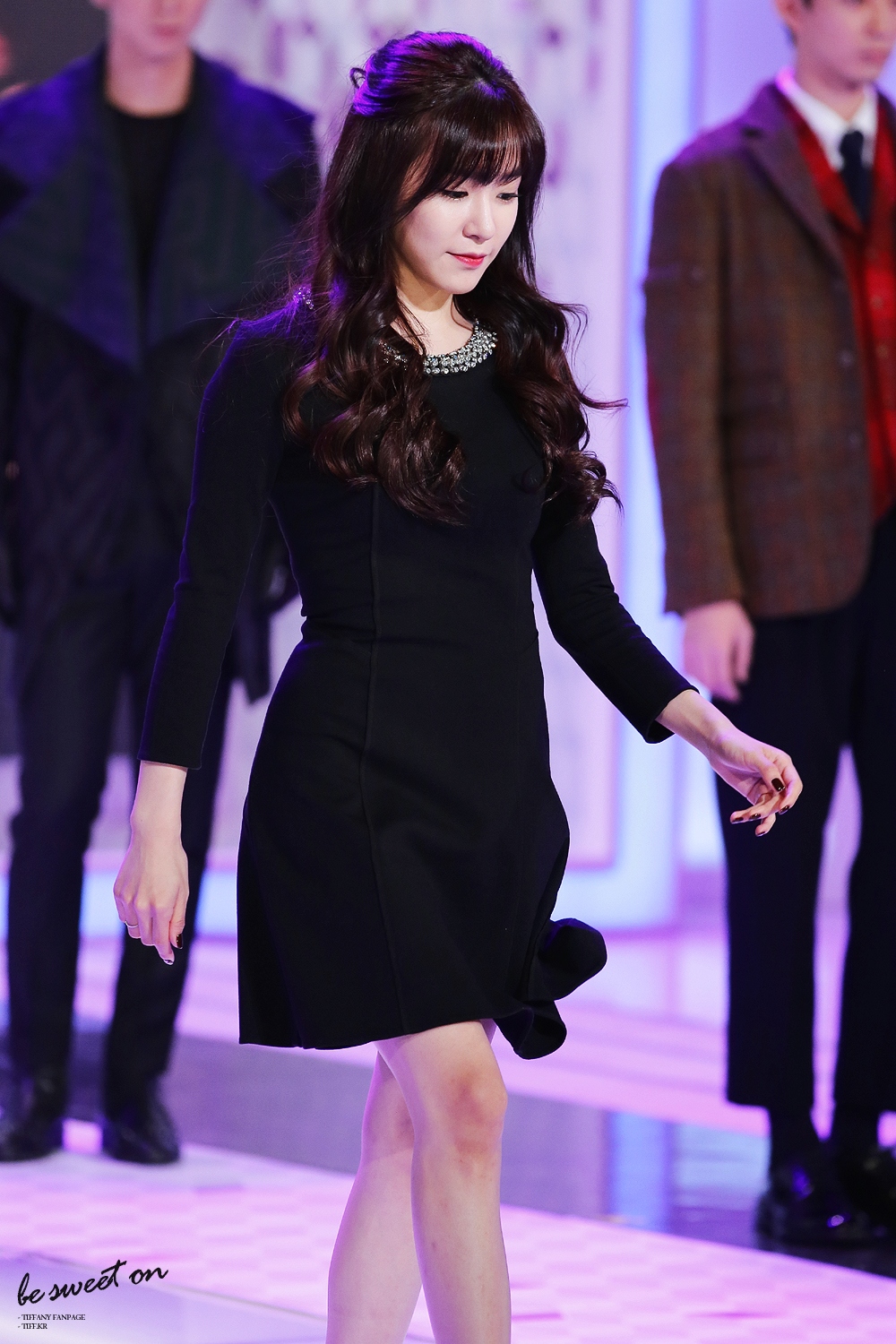 [PIC][16-10-2013]Tiffany xuất hiện tại buổi họp báo ra mắt chương trình "Fashion King Korea" vào trưa nay 257C6F4B526225613A17F5