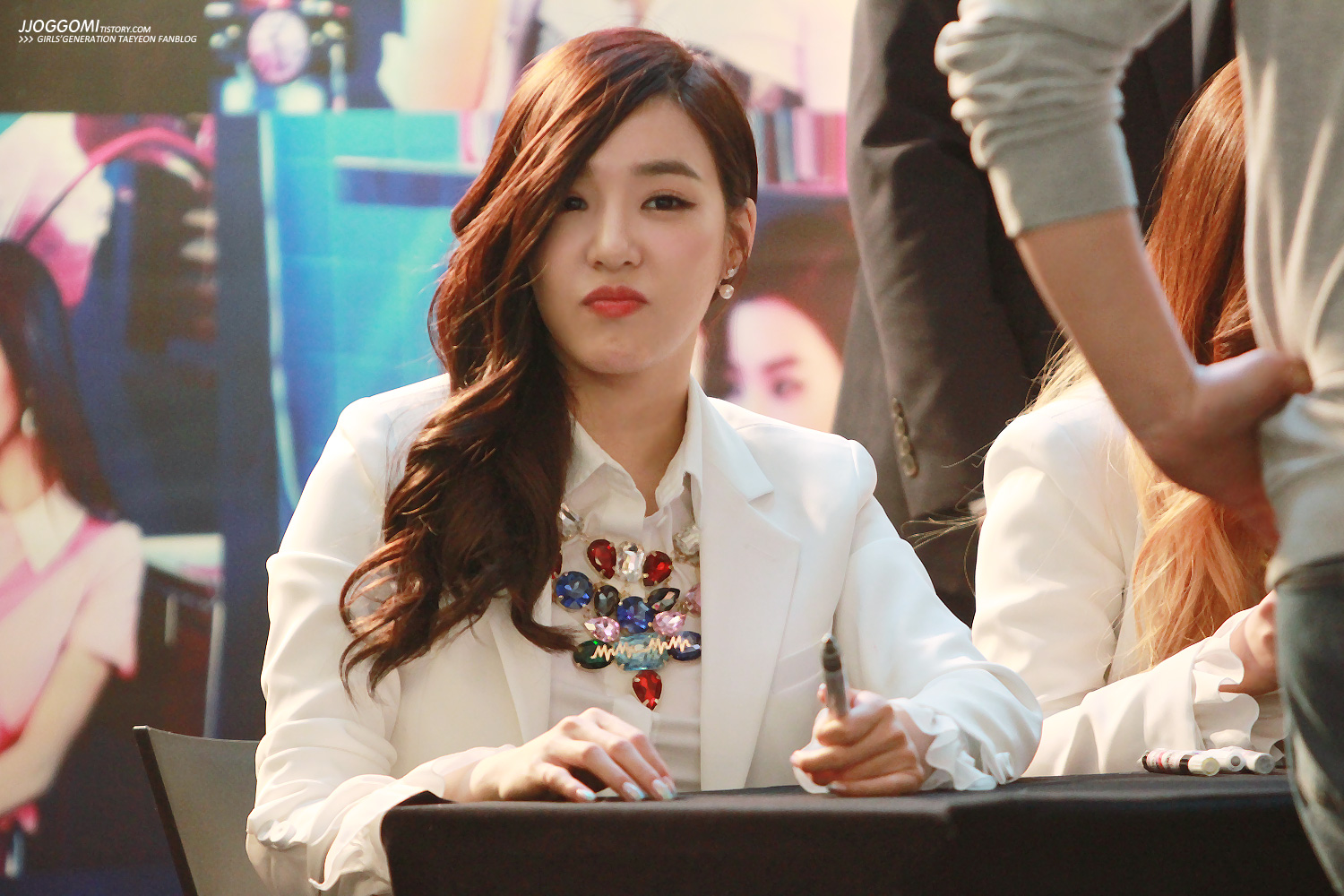 [PIC][14-03-2014]SNSD xuất hiện tại buổi fansign cho "Mr.Mr." vào tối nay  - Page 15 26524E4753DA10600A909D