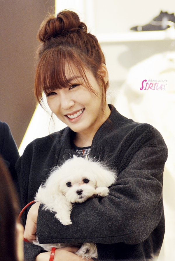 [PIC][28-11-2013]Tiffany ghé thăm cửa hàng "QUA" ở Hyundai Department Store vào trưa nay - Page 2 272E3A46529757170A4EFA